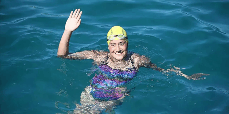 Açık su yüzücüsü Aysu Türkoğlu Ka'iwi Kanalı'nı geçerek tarih yazdı