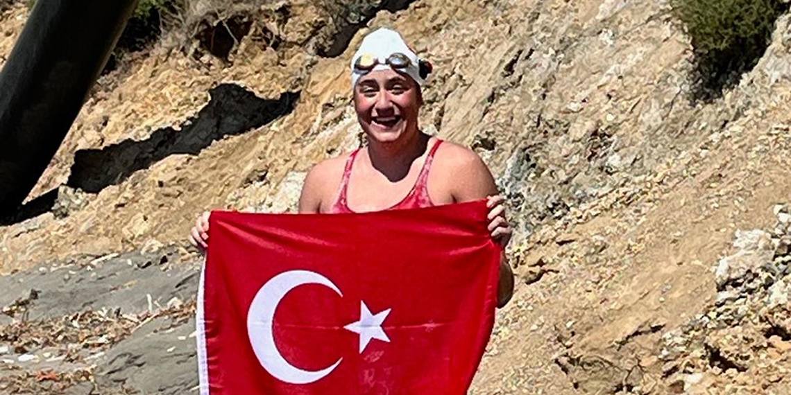 Açık su yüzücüsü Aysu Türkoğlu Ka'iwi Kanalı'nı geçerek tarih yazdı