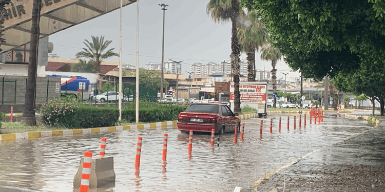 Adana'da sağanak sele neden oldu