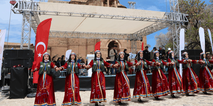 Akdamar Adası'nda '3'üncü Badem Çiçeği Festivali' başladı