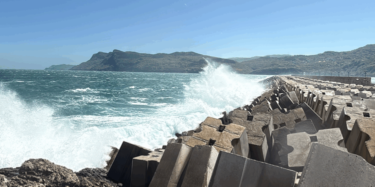 Amasra'da fırtına; dalga boyu 5 metreye ulaştı