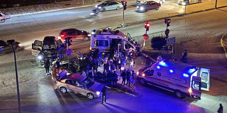 Ambulansla cipin çarpıştığı kaza kamerada; 9 yaralı