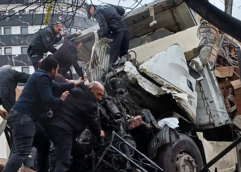 Ankara'da parkın duvarına çarpan TIR'ın şoförü öldü