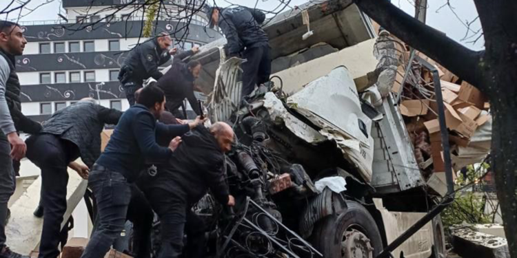 Ankara'da parkın duvarına çarpan TIR'ın şoförü öldü