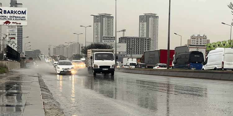 Ankara'da sağanak etkili oldu; caddeleri su bastı