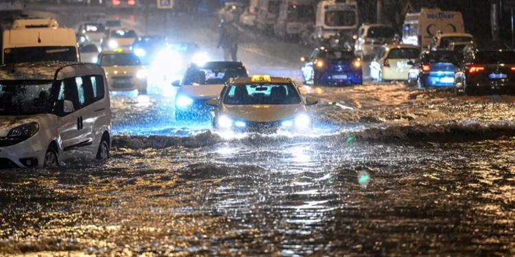 Ankara'yı sağanak vurdu, cadde ve sokaklar denize döndü