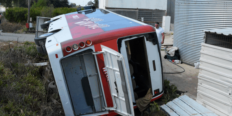 Antalya'da tur midibüsü devrildi; 18'i turist 19 yaralı