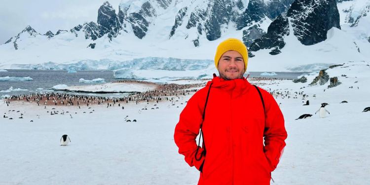 Antarktika'da doğayı gözlemleyip, fotoğraflıyor