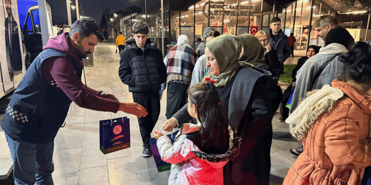Arnavutköy Belediyesi'nden deprem sonrası vatandaşlara destek