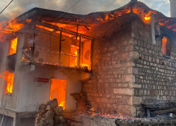 Artvin’de 4 ev, cami ve lojman yandı