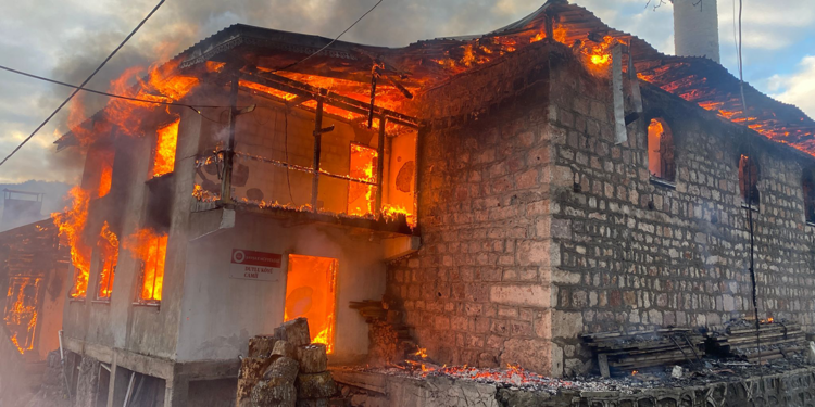 Artvin’de 4 ev, cami ve lojman yandı