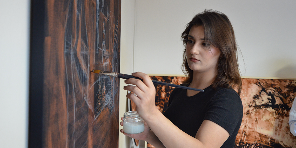 'Asit ile yüzey dekorasyon' tekniğini sanatını taşıdı