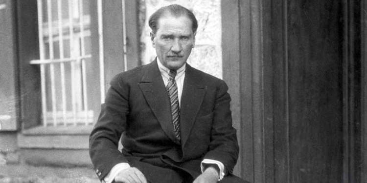 Atatürk yerli ve milli ürünlere boykot yapan kitleye ne yapmıştır?
