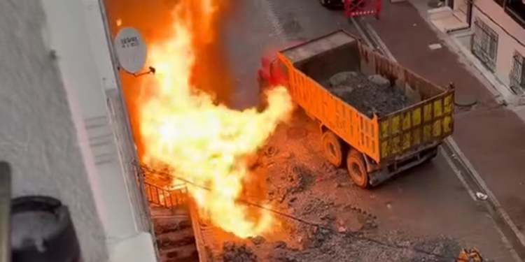 Avcılar'da 4 katlı binanın önünde doğal gaz patlaması