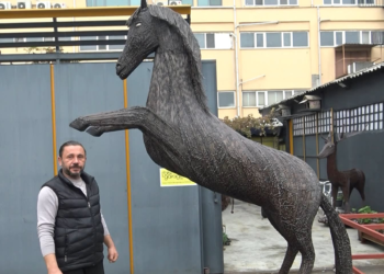 Avcılar'da demir ustası, atık malzemeleri esere dönüştürüyor