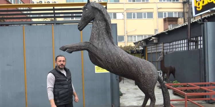 Avcılar'da demir ustası, atık malzemeleri esere dönüştürüyor