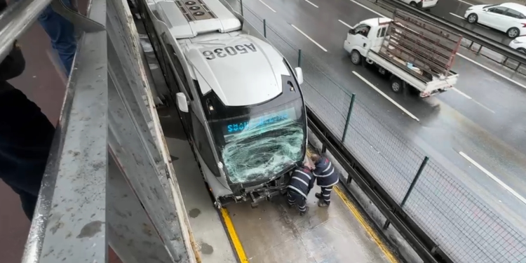 Avcılar'da metrobüs kazası: 11 yaralı hastaneye kaldırıldı 