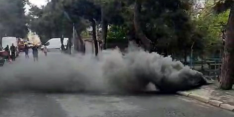 Avcılar'da yeraltı kabloları yandı; caddeyi duman kapladı