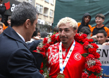 Avrupa Halter Şampiyonu Yusuf Fehmi Genç, coşkuyla karşılandı