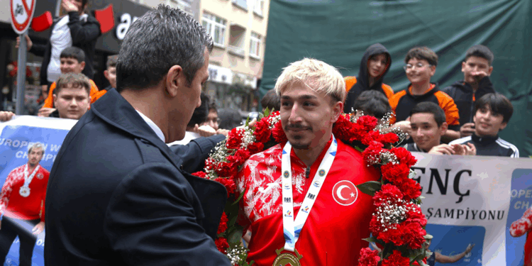 Avrupa Halter Şampiyonu Yusuf Fehmi Genç, coşkuyla karşılandı