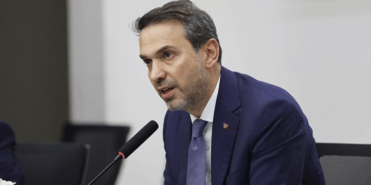 Avrupa'daki elektrik kesintileri Türkiye’yi etkiler mi? Bakan Bayraktar açıkladı