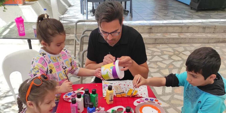 Sokak hayvanlarının su ve yiyecek ihtiyacı için baba-çocuk etkinliği düzenlendi