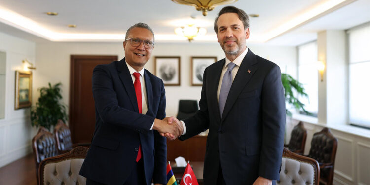 Alparslan Bayraktar Mauritiuslu mevkidaşı ile görüştü