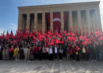 Bakan Tekin, öğrenci ve öğretmenlerle birlikte Anıtkabir'i ziyaret etti
