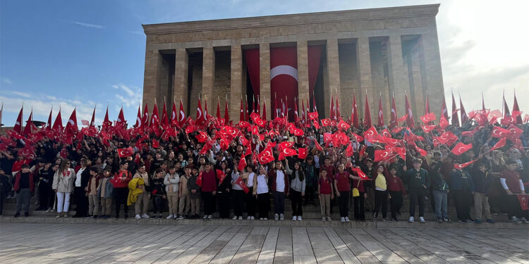 Bakan Tekin, öğrenci ve öğretmenlerle birlikte Anıtkabir'i ziyaret etti