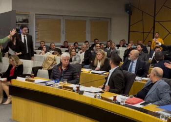 Belediye meclisinde 'parmak sallama' gerginliği