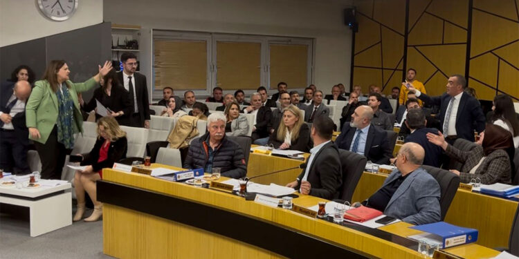 Belediye meclisinde 'parmak sallama' gerginliği