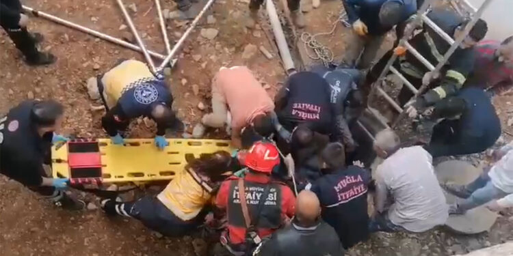 4 metrelik beton kuyuya düşen işçi kurtarıldı