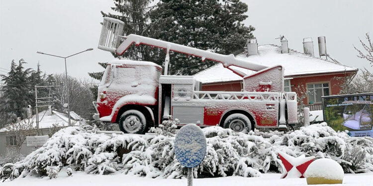Bolu'da vatandaşlar kar sürpriziyle karşılaştı