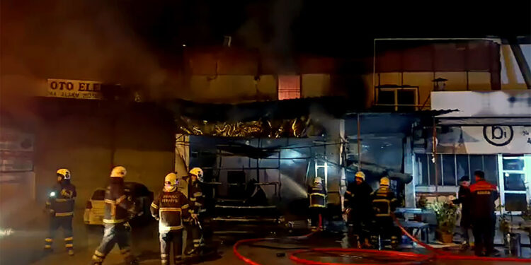 Hırdavatçının dükkanına benzin döküp ateşe verdiler