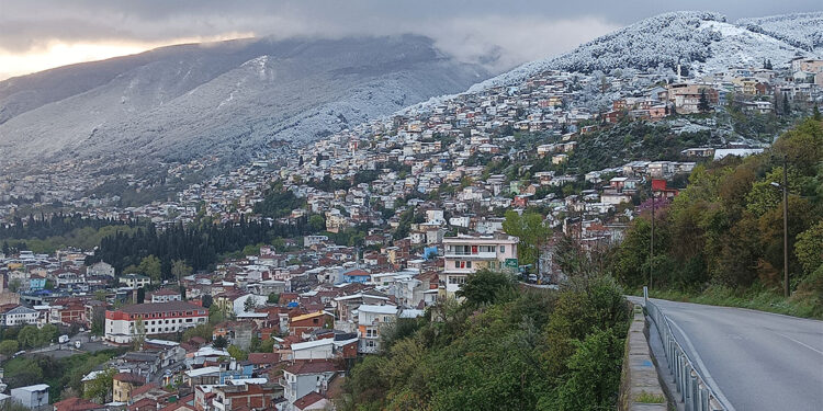Uludağ eteklerinde kar yağışı