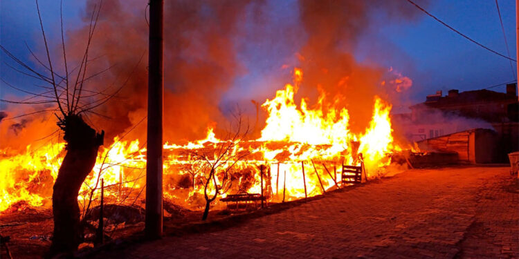 Bursa'da samanlık alev alev yandı