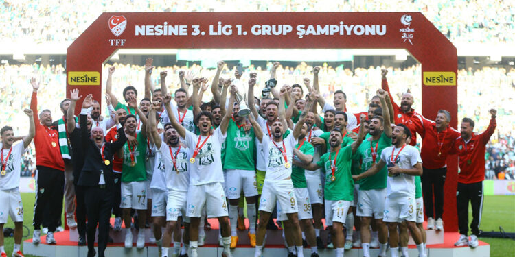 Bursasporlu futbolcular şampiyonluk sevinci yaşadı