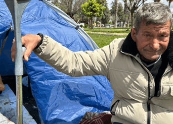 Bacağı sakatlanınca işinden oldu, parka kurduğu çadırda yaşıyor