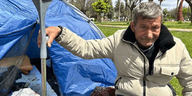 Bacağı sakatlanınca işinden oldu, parka kurduğu çadırda yaşıyor