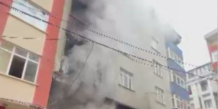 Bağcılar'da 5 katlı binadaki iş yerinde yangın