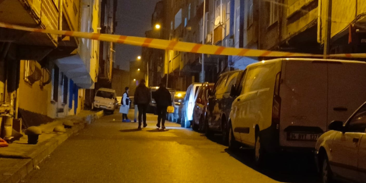 Bağcılar'da kimlik kontrolü yapan bekçilere silahlı saldırı: 1 bekçi ağır yaralı