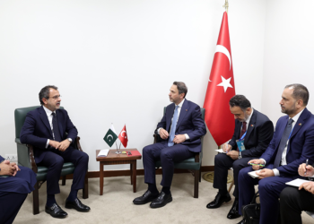 Bakan Bayraktar, Pakistan Enerji Bakanı ile bir araya geldi