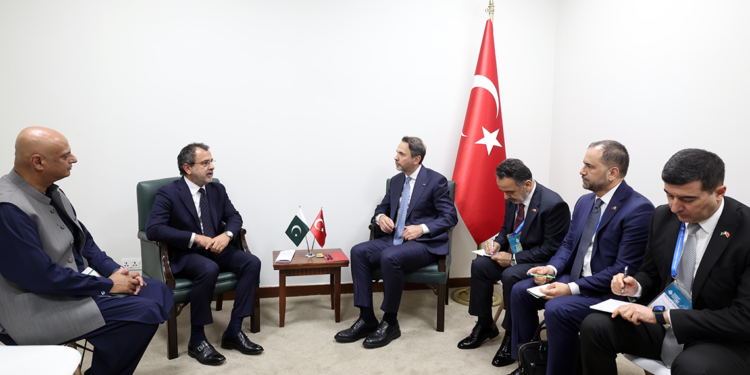 Bakan Bayraktar, Pakistan Enerji Bakanı ile bir araya geldi