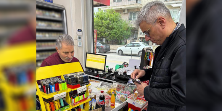 Bakan Memişoğlu boykota karşı esnafa destek alışverişi yaptı