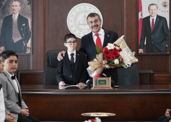 Bakan Tekin, koltuğunu 11 yaşındaki Kenan Ata'ya devretti