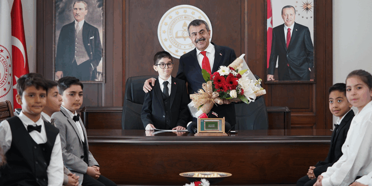 Bakan Tekin, koltuğunu 11 yaşındaki Kenan Ata'ya devretti