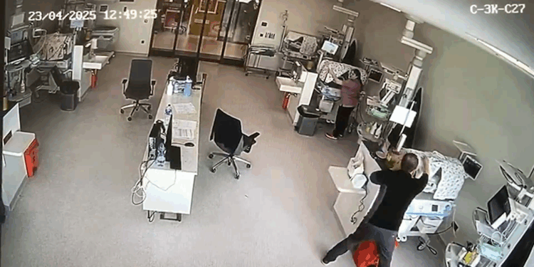 Bakanlık, depremde bebeklerin başında bekleyen sağlıkçıları paylaştı