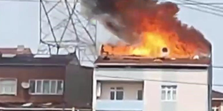 Başakşehir'de 2 katlı binanın çatısında yangın