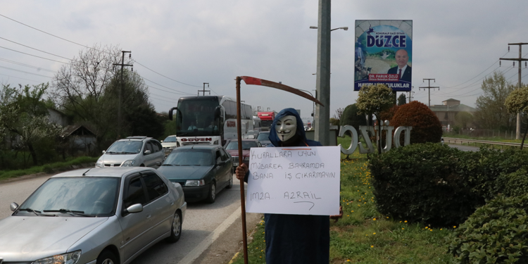 'Bayramda bana iş çıkarmayın' pankartıyla sürücüleri uyardı