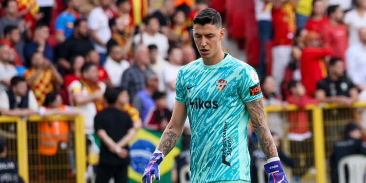 Milli kaleci Berke Özer Premier Lig'in radarına girdi